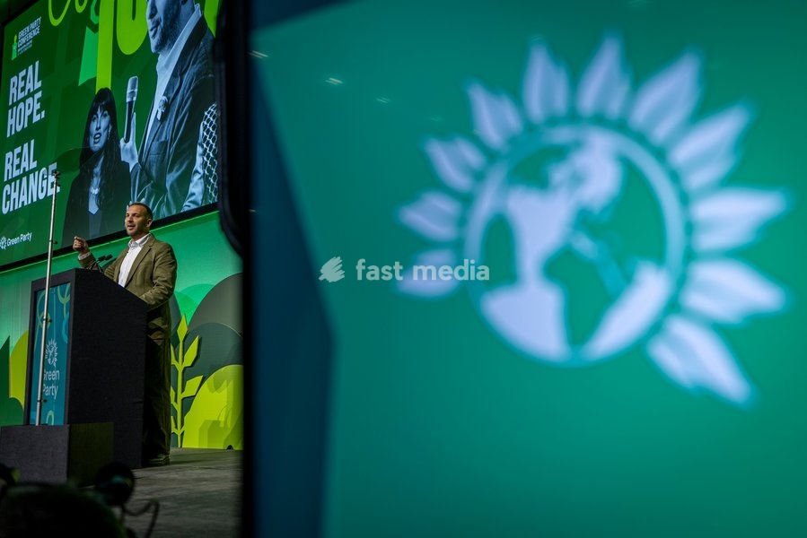 BRIGHTON, ENGLAND – 2 October 2026: Green Party leader Zack Polanski delivers his leaders’ speech at the Green Party annual conference at the Brighton Centre. Polanski outlined proposals for a three-year emergency brake on private rent increases, criticised the Labour government and called for the…