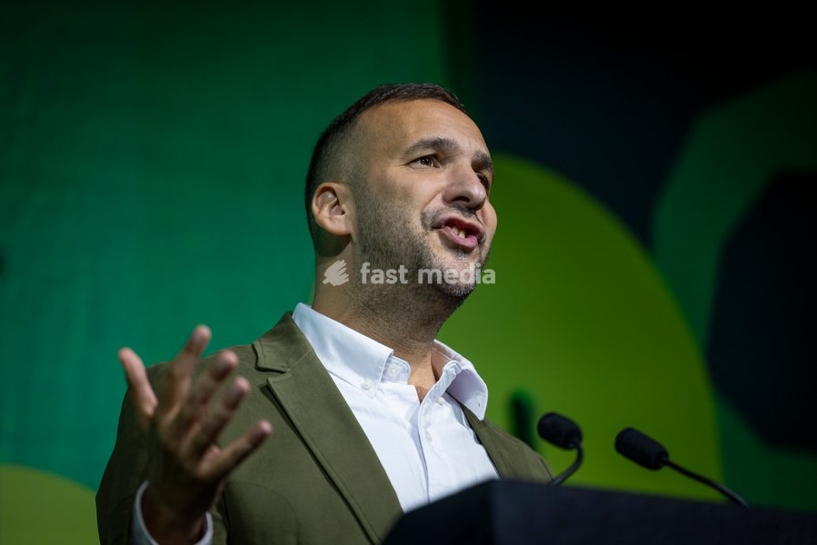 BRIGHTON, ENGLAND – 2 October 2026: Green Party leader Zack Polanski delivers his leaders’ speech at the Green Party annual conference at the Brighton Centre. Polanski outlined proposals for a three-year emergency brake on private rent increases, criticised the Labour government and called for the…