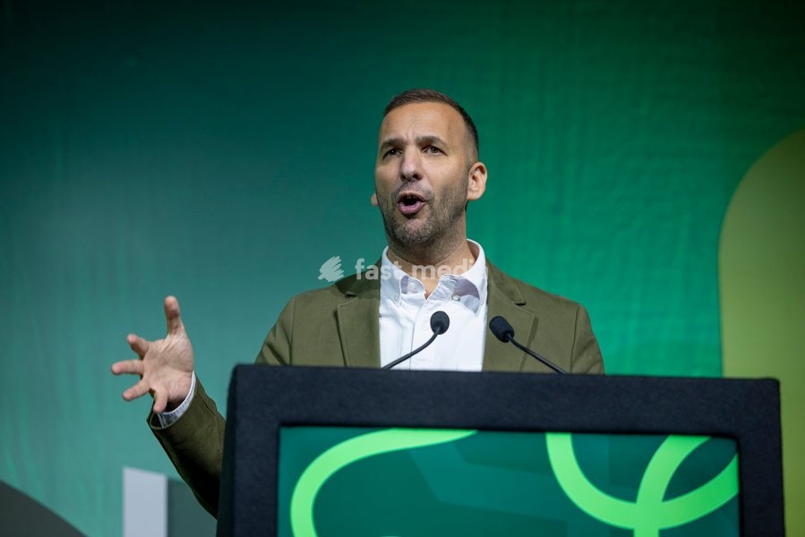 BRIGHTON, ENGLAND – 2 October 2026: Green Party leader Zack Polanski delivers his leaders’ speech at the Green Party annual conference at the Brighton Centre. Polanski outlined proposals for a three-year emergency brake on private rent increases, criticised the Labour government and called for the…
