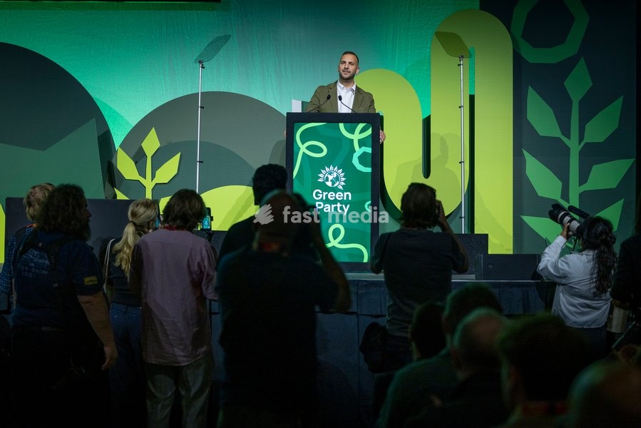 BRIGHTON, ENGLAND – 2 October 2026: Green Party leader Zack Polanski delivers his leaders’ speech at the Green Party annual conference at the Brighton Centre. Polanski outlined proposals for a three-year emergency brake on private rent increases, criticised the Labour government and called for the…