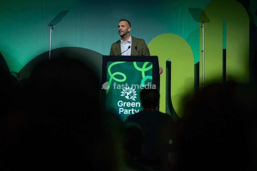 BRIGHTON, ENGLAND – 2 October 2026: Green Party leader Zack Polanski delivers his leaders’ speech at the Green Party annual conference at the Brighton Centre. Polanski outlined proposals for a three-year emergency brake on private rent increases, criticised the Labour government and called for the…