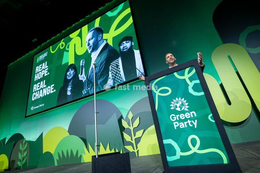 BRIGHTON, ENGLAND – 2 October 2026: Green Party leader Zack Polanski delivers his leaders’ speech at the Green Party annual conference at the Brighton Centre. Polanski outlined proposals for a three-year emergency brake on private rent increases, criticised the Labour government and called for the…