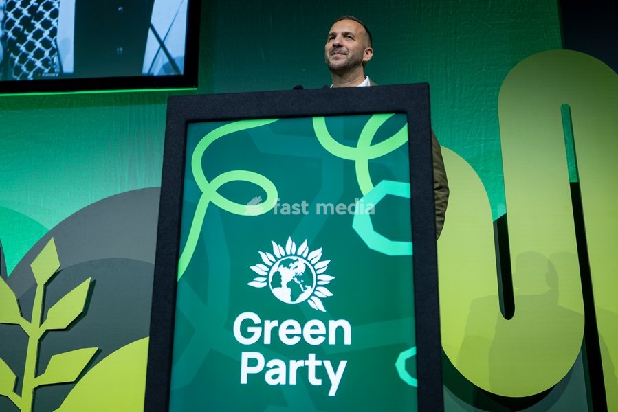 BRIGHTON, ENGLAND – 2 October 2026: Green Party leader Zack Polanski delivers his leaders’ speech at the Green Party annual conference at the Brighton Centre. Polanski outlined proposals for a three-year emergency brake on private rent increases, criticised the Labour government and called for the…