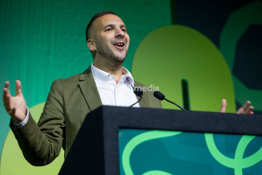 BRIGHTON, ENGLAND – 2 October 2026: Green Party leader Zack Polanski delivers his leaders’ speech at the Green Party annual conference at the Brighton Centre. Polanski outlined proposals for a three-year emergency brake on private rent increases, criticised the Labour government and called for the…