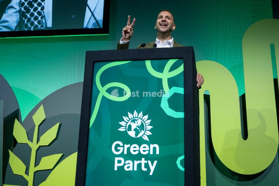 BRIGHTON, ENGLAND – 2 October 2026: Green Party leader Zack Polanski delivers his leaders’ speech at the Green Party annual conference at the Brighton Centre. Polanski outlined proposals for a three-year emergency brake on private rent increases, criticised the Labour government and called for the…
