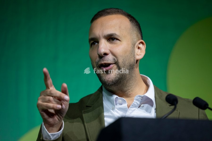 BRIGHTON, ENGLAND – 2 October 2026: Green Party leader Zack Polanski delivers his leaders’ speech at the Green Party annual conference at the Brighton Centre. Polanski outlined proposals for a three-year emergency brake on private rent increases, criticised the Labour government and called for the…