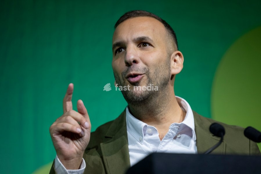 BRIGHTON, ENGLAND – 2 October 2026: Green Party leader Zack Polanski delivers his leaders’ speech at the Green Party annual conference at the Brighton Centre. Polanski outlined proposals for a three-year emergency brake on private rent increases, criticised the Labour government and called for the…
