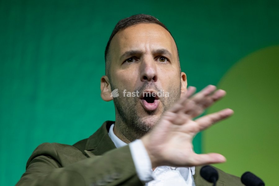 BRIGHTON, ENGLAND – 2 October 2026: Green Party leader Zack Polanski delivers his leaders’ speech at the Green Party annual conference at the Brighton Centre. Polanski outlined proposals for a three-year emergency brake on private rent increases, criticised the Labour government and called for the…