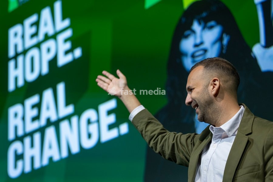 BRIGHTON, ENGLAND – 2 October 2026: Green Party leader Zack Polanski delivers his leaders’ speech at the Green Party annual conference at the Brighton Centre. Polanski outlined proposals for a three-year emergency brake on private rent increases, criticised the Labour government and called for the…