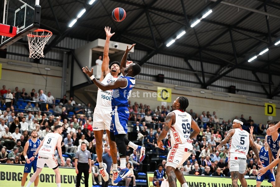 Limburg's Julius Mims and Mechelen's Sigfredo Casero-Ortiz pictured in action during a basketball match between Limburg United and Kangoeroes Mechelen, Friday 2 October 2026, in Hasselt, on the first game in Belgium of the 'BNXT League' Belgian/ Dutch first division basket championship 2026-2027