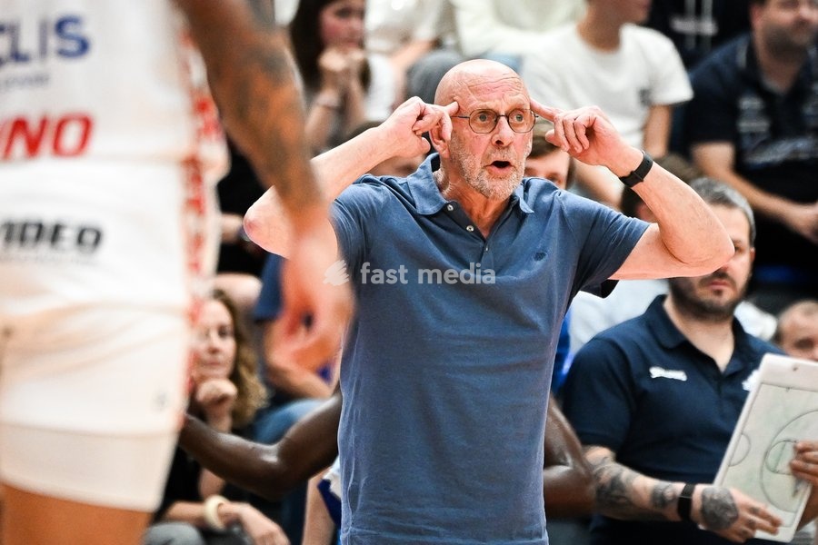 Mechelen's head coach Paul Vervaeck pictured during a basketball match between Limburg United and Kangoeroes Mechelen, Friday 2 October 2026, in Hasselt, on the first game in Belgium of the 'BNXT League' Belgian/ Dutch first division basket championship 2026-2027