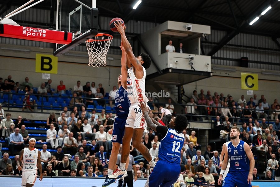Limburg's Julius Mims pictured pictured in action during a basketball match between Limburg United and Kangoeroes Mechelen, Friday 2 October 2026, in Hasselt, on the first game in Belgium of the 'BNXT League' Belgian/ Dutch first division basket championship 2026-2027
