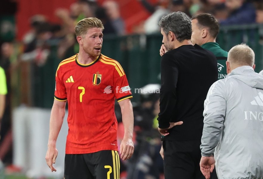 Belgium's Kevin De Bruyne and Belgium's head coach Mark van Bommel pictured during pictured during a soccer game between Belgian national team Red Devils and Turkey, on Friday 2 October 2026 in Liege, the third game of the UEFA Nations League group stage
