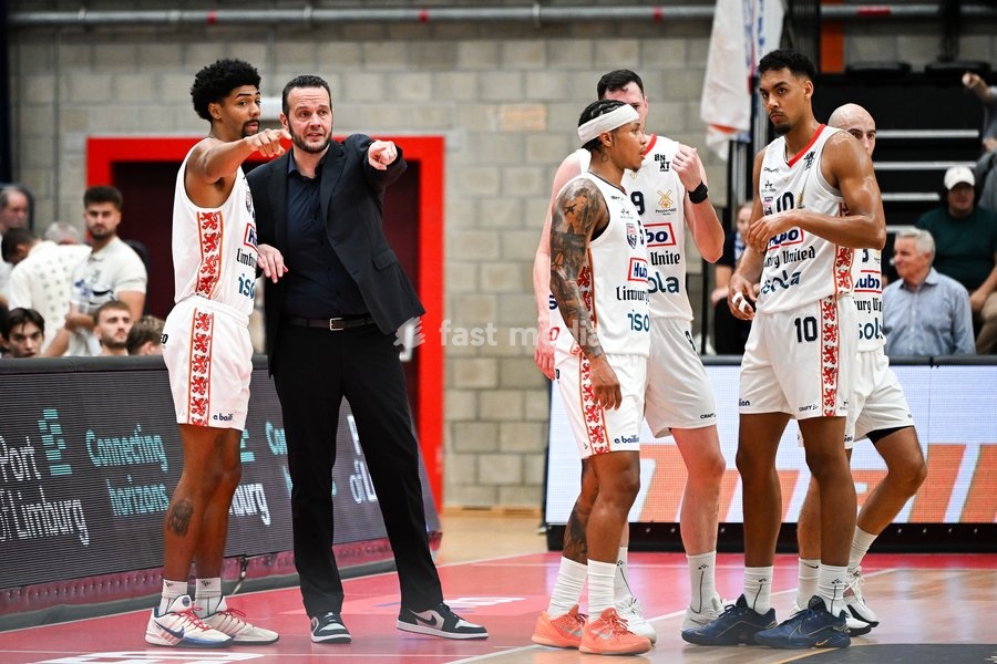 Limburg's Julius Mims and Limburg's head coach Raymond Westphalen pictured during a basketball match between Limburg United and Kangoeroes Mechelen, Friday 2 October 2026, in Hasselt, on the first game in Belgium of the 'BNXT League' Belgian/ Dutch first division basket championship 2026-2027