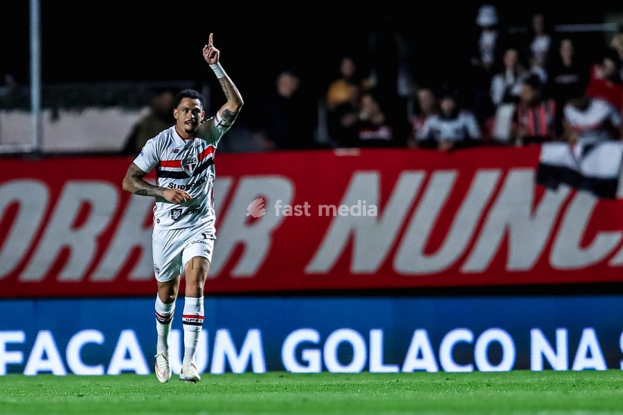 02 de outubro de 2026, São Paulo, São Paulo, Brasil: SÃO PAULO (SP), BRASIL – 02 DE OUTUBRO: Luciano jogador do São Paulo comemora seu gol durante partida entre SÃO PAULO E SANTOS, pelo Campeonato Brasileiro de 2026, no Estádio Morumbis, em São Paulo (SP), Brasil, nesta sexta-feira, 02 de outubro…