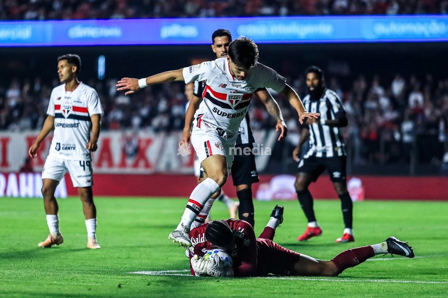 October 2, 2026, São Paulo, São Paulo, Brazil: SÃO PAULO (SP), BRAZIL – OCTOBER 2: Santos player Diógenes during the match between São Paulo and Santos in the 2026 Brazilian Championship at Morumbis Stadium in São Paulo (SP), Brazil, on Friday, October 2, 2026