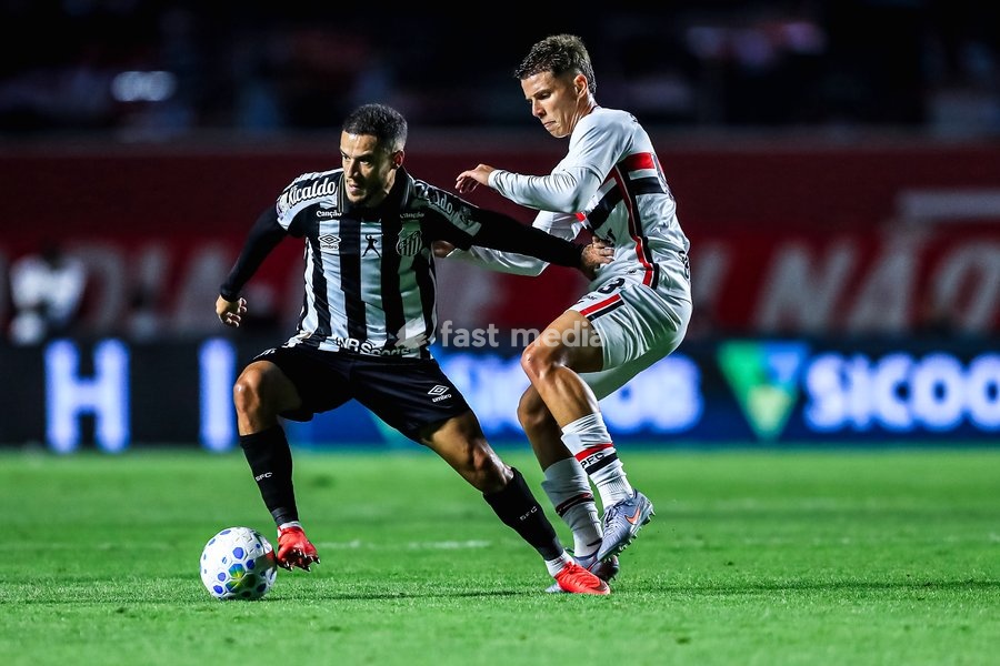 October 2, 2026, São Paulo, São Paulo, Brazil: SÃO PAULO (SP), BRAZIL – OCTOBER 2: Santos player Phelipe Coutinho during the match between São Paulo and Santos in the 2026 Brazilian Championship at Morumbis Stadium in São Paulo (SP), Brazil, on Friday, October 2, 2026