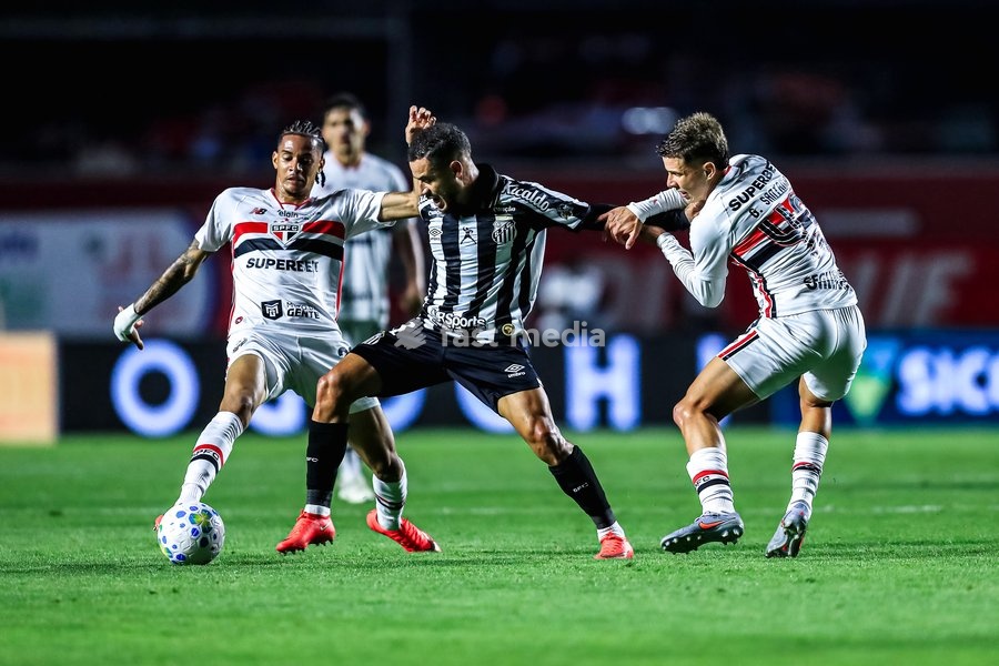 October 2, 2026, São Paulo, São Paulo, Brazil: SÃO PAULO (SP), BRAZIL – OCTOBER 2: Santos player Phelipe Coutinho during the match between São Paulo and Santos in the 2026 Brazilian Championship at Morumbis Stadium in São Paulo (SP), Brazil, on Friday, October 2, 2026