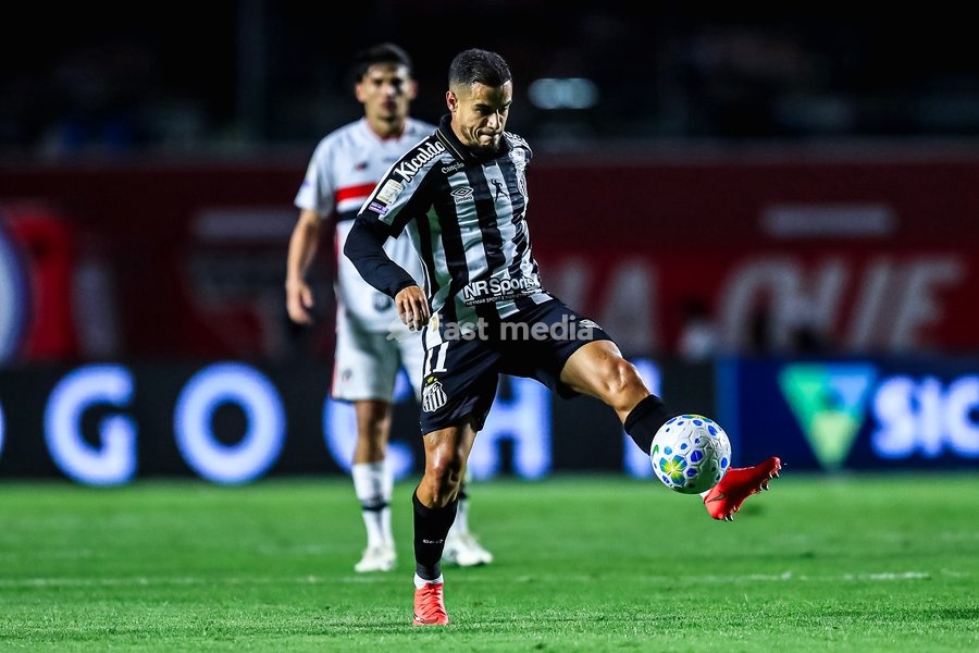 October 2, 2026, São Paulo, São Paulo, Brazil: SÃO PAULO (SP), BRAZIL – OCTOBER 2: Santos player Phelipe Coutinho during the match between São Paulo and Santos in the 2026 Brazilian Championship at Morumbis Stadium in São Paulo (SP), Brazil, on Friday, October 2, 2026