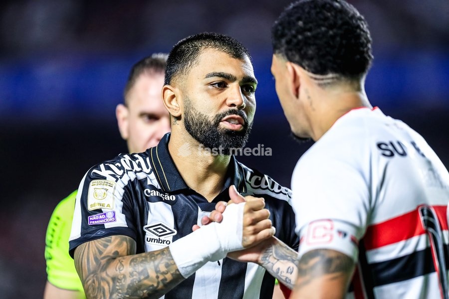 October 2, 2026, São Paulo, São Paulo, Brazil: SÃO PAULO (SP), BRAZIL – OCTOBER 2: Players exchange pennants during the match between São Paulo and Santos in the 2026 Brazilian Championship at Morumbis Stadium in São Paulo (SP), Brazil, on Friday, October 2, 2026