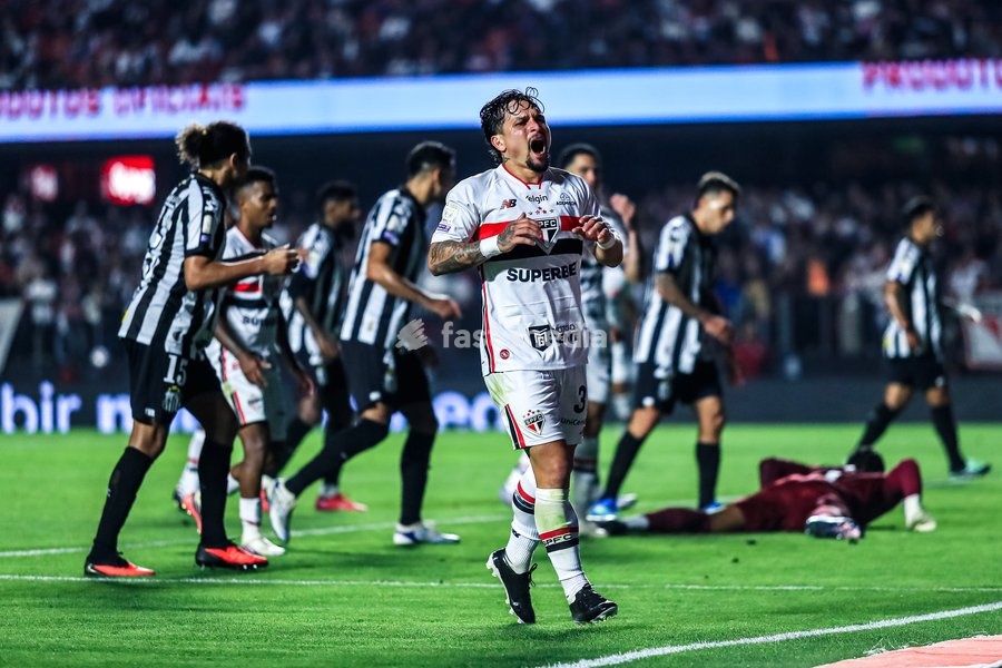 October 2, 2026, São Paulo, São Paulo, Brazil: SÃO PAULO (SP), BRAZIL – OCTOBER 2: São Paulo player Arthur during the match between São Paulo and Santos in the 2026 Brazilian Championship at Morumbis Stadium in São Paulo (SP), Brazil, on this Friday, October 2, 2026