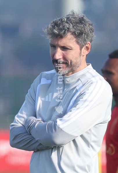 Belgium's head coach Mark van Bommel pictured during a training session of the Red Devils, the Belgian national soccer team, at the national training center in Tubize, Sunday 4 October 2026. The team is preparing for their game against France on Monday, their fourth game in the UEFA Nations League…