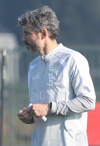 Belgium's head coach Mark van Bommel pictured during a training session of the Red Devils, the Belgian national soccer team, at the national training center in Tubize, Sunday 4 October 2026. The team is preparing for their game against France on Monday, their fourth game in the UEFA Nations League…