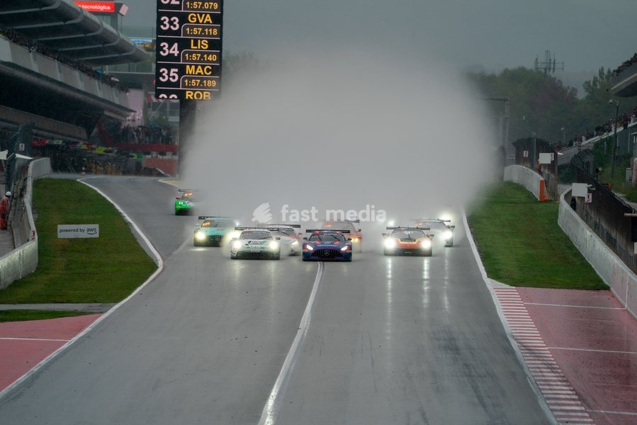 GT World Challenge Europe Sprint Cup 2026, Barcelona, Spain - Race Saturday, Circuit de Barcelona - Catalunya - Race Start #222 Kiern JEWISS (GBR) - Charles DAWSON (GBR) - 2Seas Motorsport take the lead