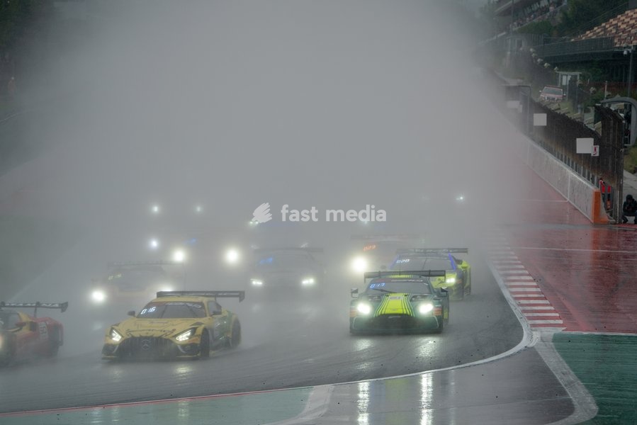 GT World Challenge Europe Sprint Cup 2026, Barcelona, Spain - Race Saturday, Circuit de Barcelona - Catalunya - Race start and the pack of cars have few visibility