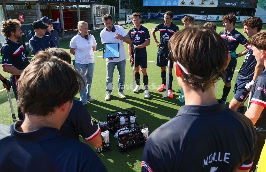 Leopold's head coach Maxime Bertrand talks to his players during a hockey game between Royal Leopold Club and KHC Dragons on Sunday 4 October 2026 in Brussels, on day 4 of the Belgian first division hockey championship