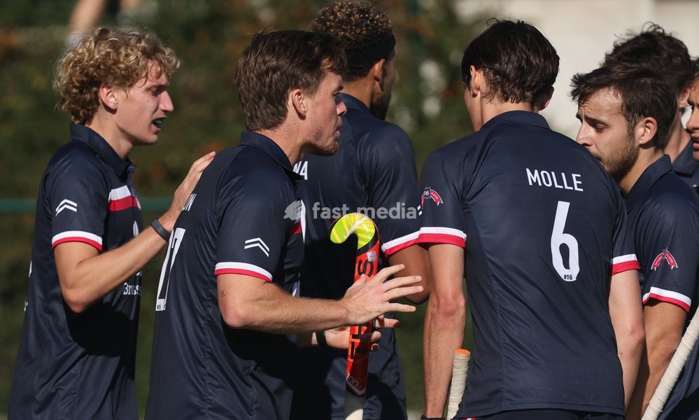 Leopold's Tom Boon talks to his teammates during a hockey game between Royal Leopold Club and KHC Dragons on Sunday 4 October 2026 in Brussels, on day 4 of the Belgian first division hockey championship