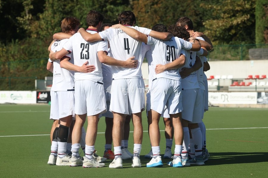 Dragons' players pictured at the start of a hockey game between Royal Leopold Club and KHC Dragons on Sunday 4 October 2026 in Brussels, on day 4 of the Belgian first division hockey championship