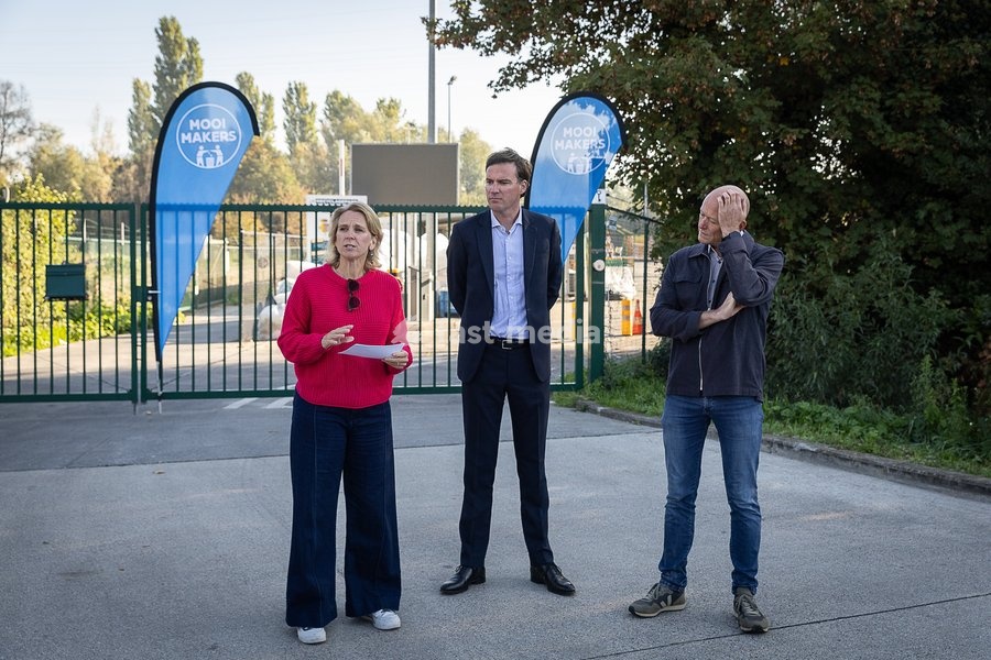 Gent alderwoman Open Vld Sofie Bracke and Gent Mayor Mathias De Clercq and spokesman Mooimakers Jan Verheyen pictured during a press conference at the recycling centre, on Monday 5 October 2026, in Gent