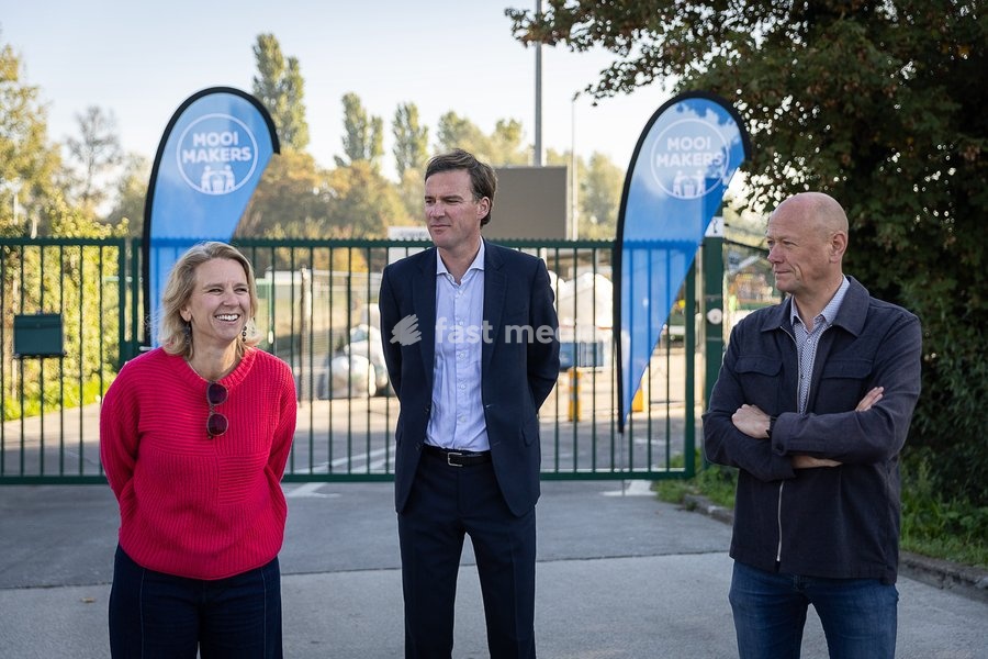 Gent alderwoman Open Vld Sofie Bracke and Gent Mayor Mathias De Clercq and spokesman Mooimakers Jan Verheyen pictured during a press conference at the recycling centre, on Monday 5 October 2026, in Gent