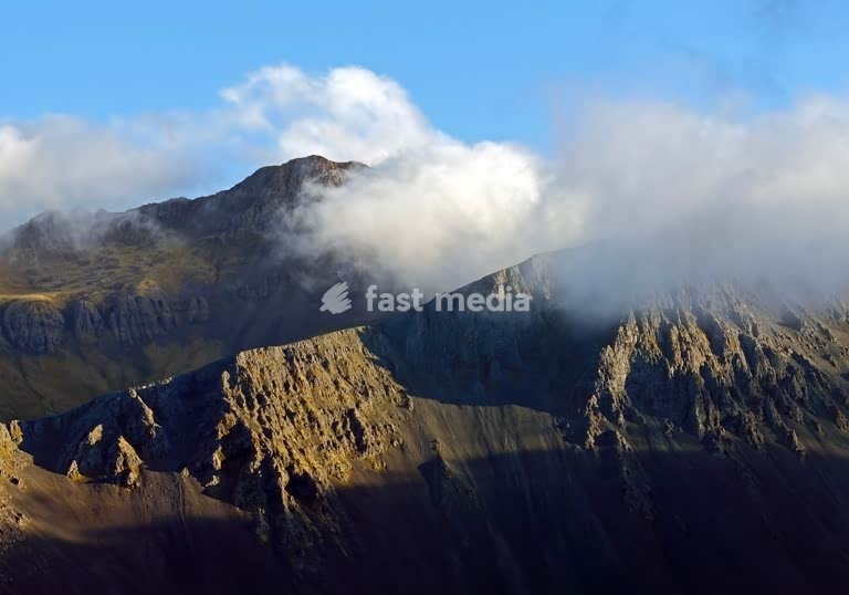 Wolken am Berg Hafnarfjall am Borgarffoerdur gegenueber von Borganes, Region Borgarbyggd, Island, Skandinavien, Nordeuropa
