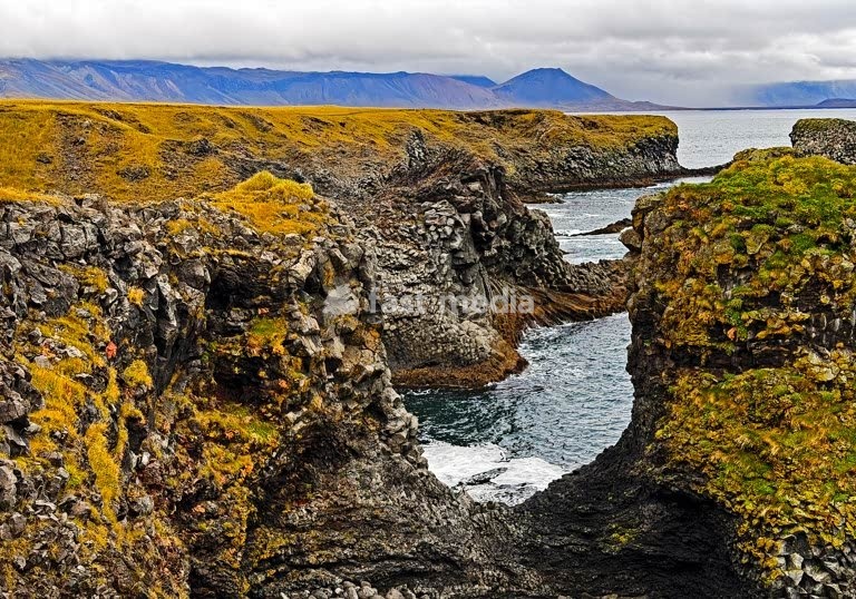 Zerklueftete Steilkueste mit bizarrer Kuestenlandschaft aus Lavagestein, Pumpa Ausblick, Arnarstapi, Halbinsel Snæfellsnes, Westisland, Vesturland, Island, Europa