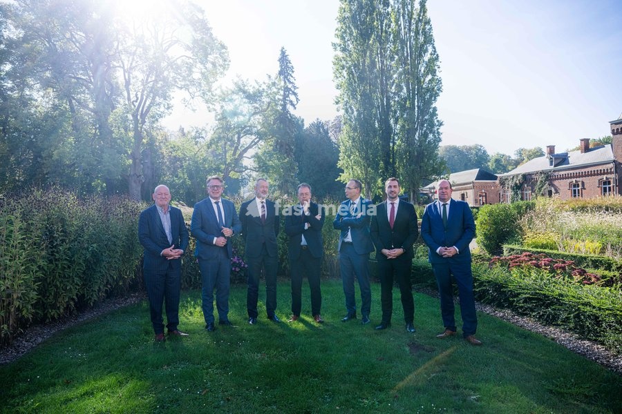 (L) Eric Noterman CEO Port Oostende, (2L) Casd König CEO North Sea Port, (3L) Boudewijn Siemons CEO Havenbedrijf Rotterdam, (C) Rob Smeets CEO Port Of Antwerp & Bruges, (3R) Paul Dirix CEO Port of Moerdijk, (2R) Stffen Bauer CEO HGK group Köln, (R) Markus Bangen CEO Duisburgport pose for the…