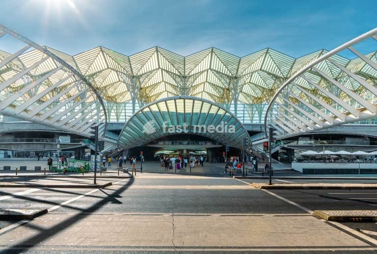 Das modernes Stahl-Glas-Dach am Bahnhof Oriente von Architekt Santiago Calatrava im Morgenlicht, Lissabon, Portugal