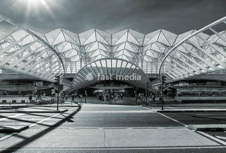 Das modernes Stahl-Glas-Dach am Bahnhof Oriente von Architekt Santiago Calatrava im Morgenlicht, Lissabon, Portugal