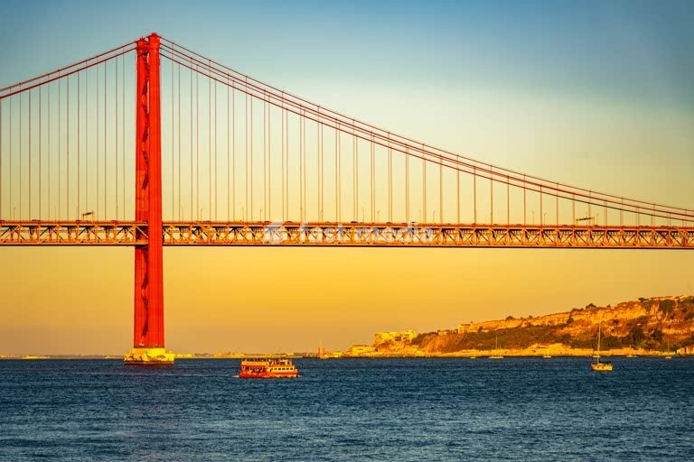 Die Brücke des 25. April über den Tejo in Lissabon, Portugal, bei Sonnenuntergang, ein ikonisches portugiesisches Wahrzeichen