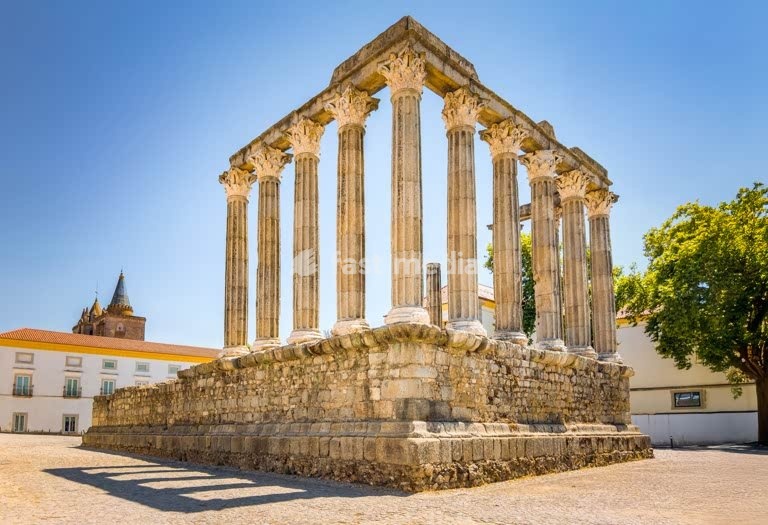 Templo Romano com colunas coríntias no centro histórico, Évora, Portugal