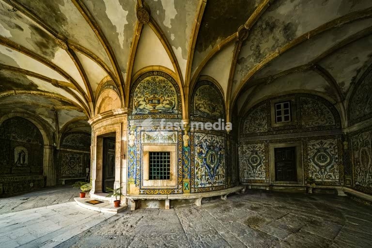 Lisboa, Portugal – interior da Capela de Santo Amaro com azulejos e teto abobadado histórico