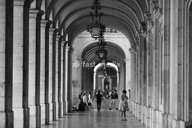 Die berühmten Arkaden am Praça do Comércio, Lissabon, Portugal