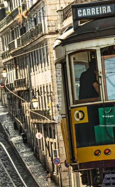 Lisboa, Portugal – um elétrico amarelo a caminho do bairro da Baixa para o Bairro Alto
