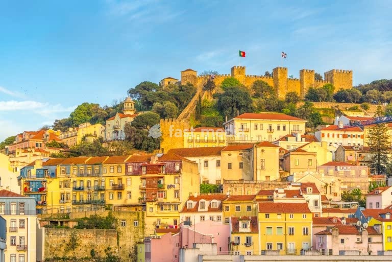 Lissabon, Portugal – Blick auf das Castelo de São Jorge über dem Viertel Alfama im weichen Nachmittagslicht