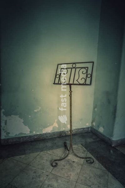 Alter Metallnotenständer in einer abgenutzten Ecke des Konservatoriums für Musik und Tanz mit abblätternder Farbe. Lissabon, Portugal