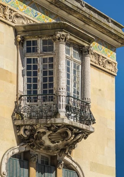 Lisboa, Avenida da República:Alcova histórica ornamentada no Palacete Valmor com detalhes em pedra esculpida à luz brilhante da manhã. Construída em 1
