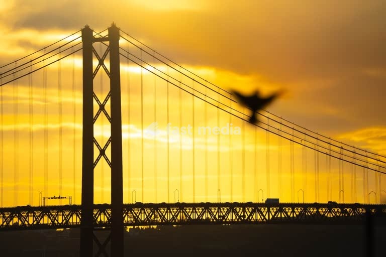 Ponte 25 de Abril ao pôr do sol sobre o Rio Tejo, Lisboa Alcantara Portugal – marco icónico da costa Atlântica