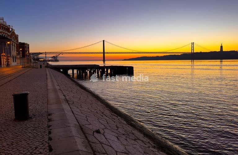 Ponte 25 de Abril ao nascer do sol sobre o Rio Tejo, Lisboa Almada Portugal – skyline com Cristo Rei