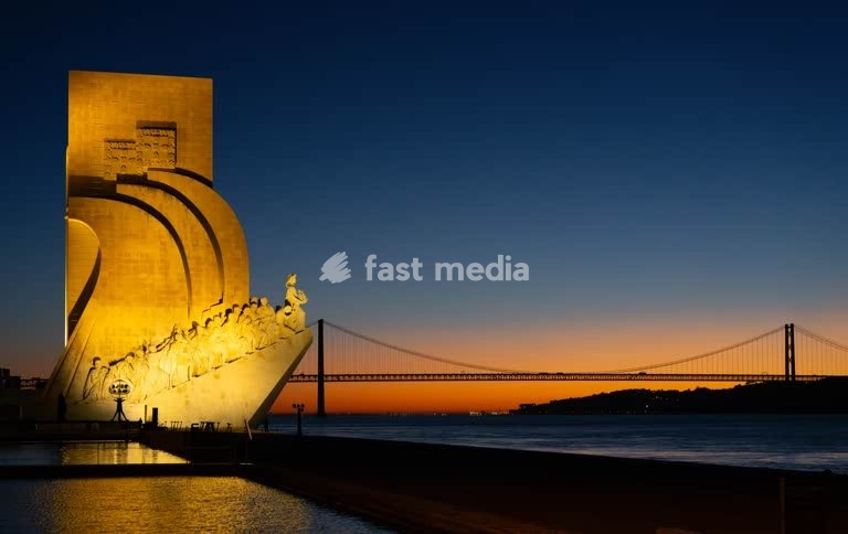 Padrão dos Descobrimentos beleuchtet in der Dämmerung, Ufer von Belém, Lissabon, Portugal